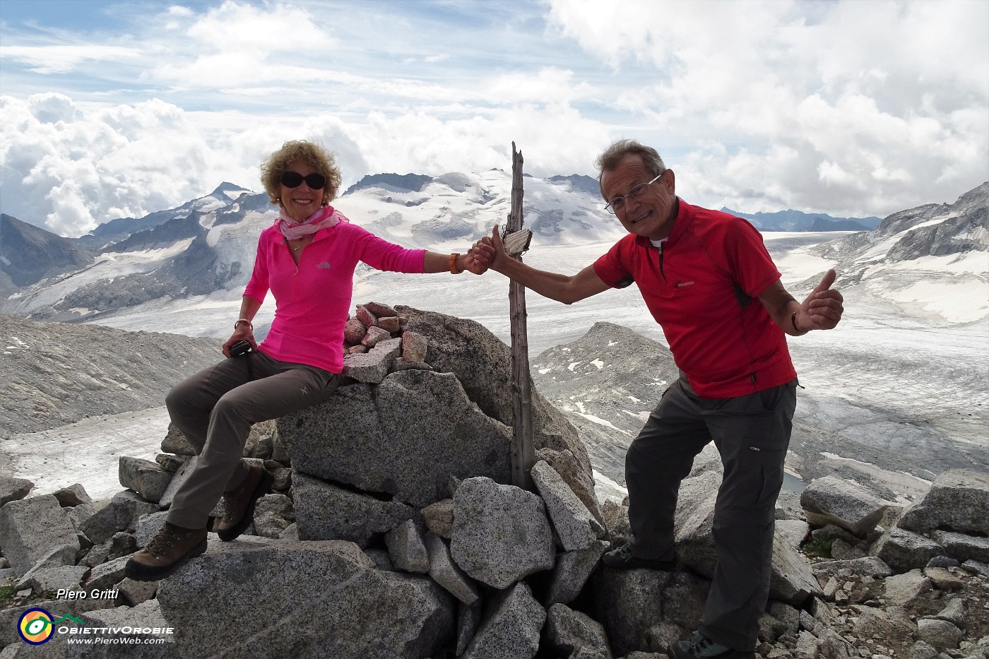 95 Alla crocetta di vetta di Punta Venerocolo (3323 m) con Pian di neve.JPG